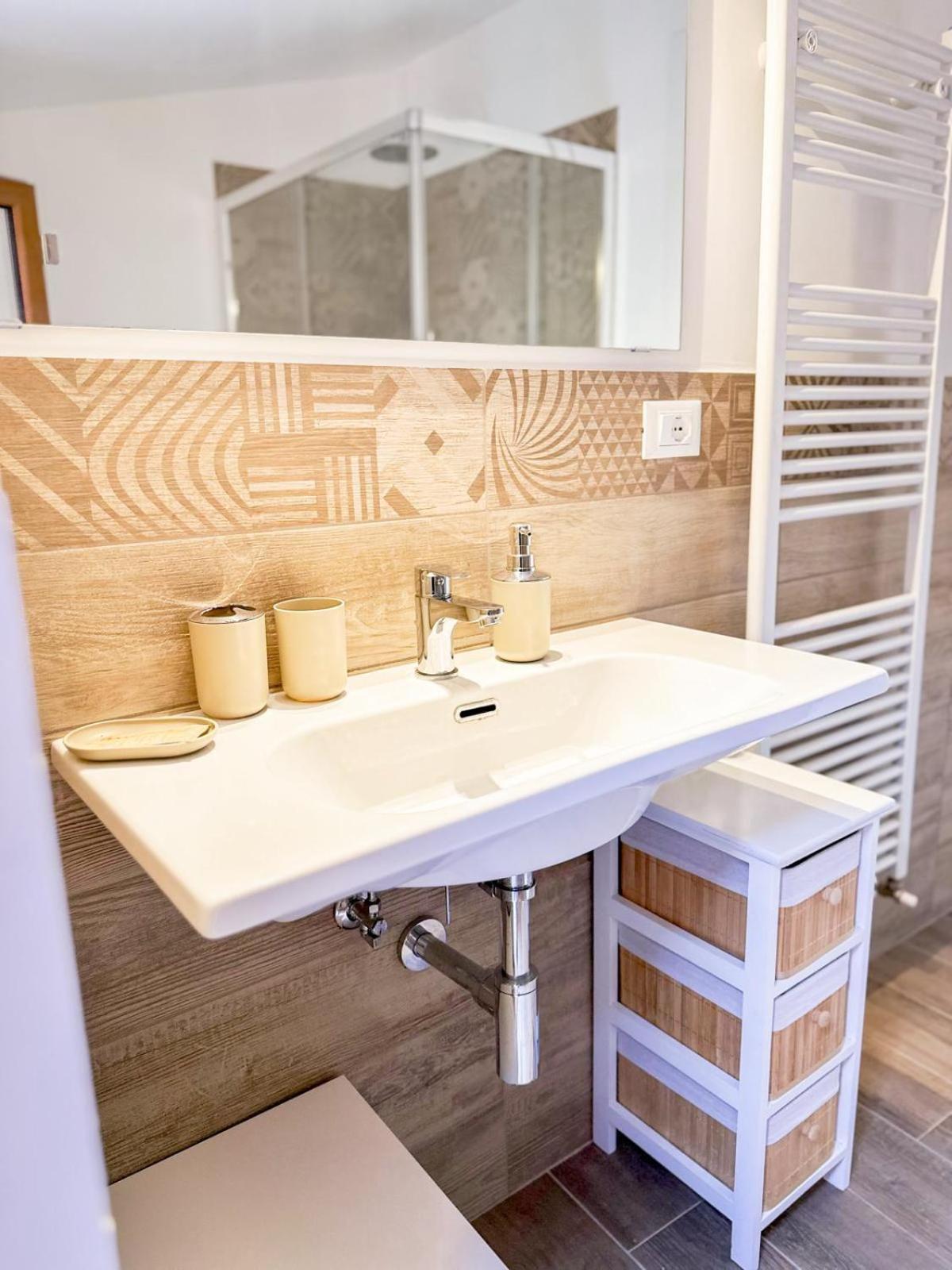 La Via Del Castello Apartment Castelferretti Ngoại thất bức ảnh